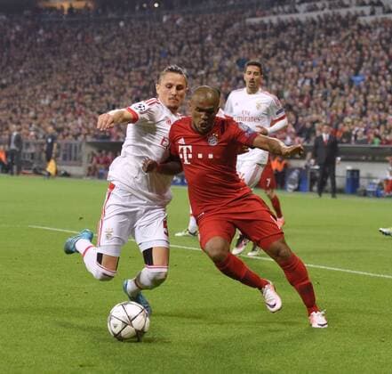05.04.2016, Fussball Championsleague 2015 2016, Viertelfinale Hinspiel, FC Bayern München - Benfica Lissabon, in der Allianzarena München. v.li: Ljubomir Fejsa (Benfica Lissabon) gegen Douglas Costa (FC Bayern München). 