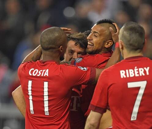 05.04.2016, Fussball Championsleague 2015 2016, Viertelfinale Hinspiel, FC Bayern München - Benfica Lissabon, in der Allianzarena München. Torjubel Arturo Vidal (re, FC Bayern München). 