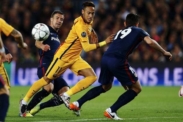 Fußball, Champions League, FC Barcelona - Atletico Madrid FC Barcelona Barca Brazilian forward Neymar (C) and Atletico de Madrid players midfielder Gabi Fernandez (L) and defense Lucas Hernandez (R) fight for the ball during a Champions league quarter final first leg match held at Camp Nou stadium in Barcelona, Catalonia, Spain, 5 April 2016. EFE Alejandro Garcia FC BARCELONA VS ATLETICO DE MADRID !ACHTUNG: NUR REDAKTIONELLE NUTZUNG!  BCN001 20160405-635954876203975945