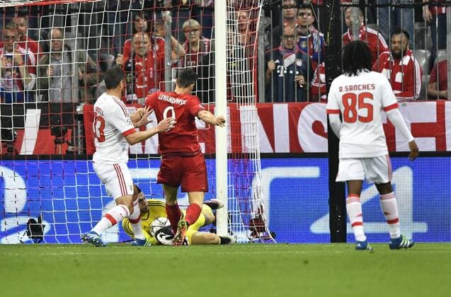 Torchance Robert Lewandowski FC Bayern München gegen Torwart Ederson Benfica Lissabon FC Bayern München FCB vs Benfica Lissabon UEFA Champions-League CL Viertelfinale Hinspiel Saison 2015 2016 München Allianz Arena 05.04.2016 FC Bayern München FCB vs Benfica Lissabon