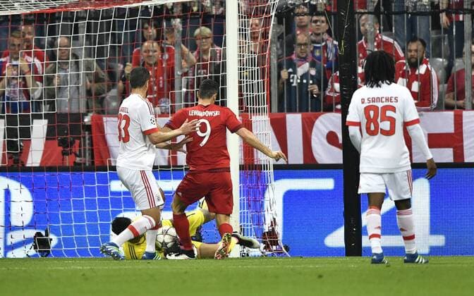 Torchance Robert Lewandowski FC Bayern München gegen Torwart Ederson Benfica Lissabon FC Bayern München FCB vs Benfica Lissabon UEFA Champions-League CL Viertelfinale Hinspiel Saison 2015 2016 München Allianz Arena 05.04.2016 FC Bayern München FCB vs Benfica Lissabon