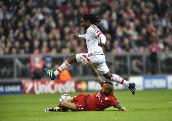 Zweikampf, Aktion Arturo Vidal FC Bayern München gegen Renato Sanches Benfica Lissabon FC Bayern München FCB vs Benfica Lissabon UEFA Champions-League CL Viertelfinale Hinspiel Saison 2015 2016 München Allianz Arena 05.04.2016 FC Bayern München FCB vs Benfica Lissabon