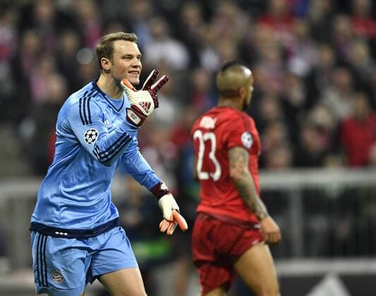 Torwart Manuel Neuer FC Bayern München sauer auf Vorderleute Gestik, Geste schimpft FC Bayern München FCB vs Benfica Lissabon UEFA Champions-League CL Viertelfinale Hinspiel Saison 2015 2016 München Allianz Arena 05.04.2016 FC Bayern München FCB vs Benfica Lissabon