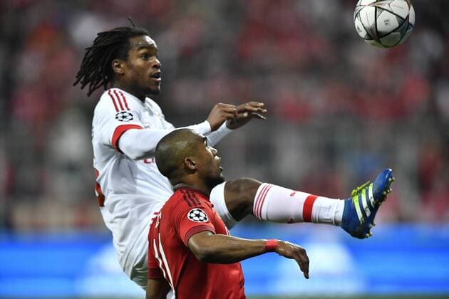 Zweikampf, Aktion Douglas Costa FC Bayern München gegen Renato Sanches Benfica Lissabon FC Bayern München FCB vs Benfica Lissabon UEFA Champions-League CL Viertelfinale Hinspiel Saison 2015 2016 München Allianz Arena 05.04.2016 FC Bayern München FCB vs Benfica Lissabon