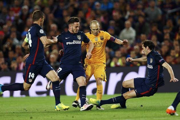 Fußball, Champions League, FC Barcelona - Atletico Madrid FC Barcelona Barca Spanish midfielder Andres Iniesta (C) and Atletico de Madrid players Uruguayan defense Diego Godin (R) and Spanish midfielder Saul Niguez (2L) fight for the ball during a Champions league quarter final first leg match held at Camp Nou stadium in Barcelona, Catalonia, Spain, 5 April 2016. EFE Alejandro Garcia FC BARCELONA VS ATLETICO DE MADRID !ACHTUNG: NUR REDAKTIONELLE NUTZUNG!  BCN002 20160405-635954877471475945