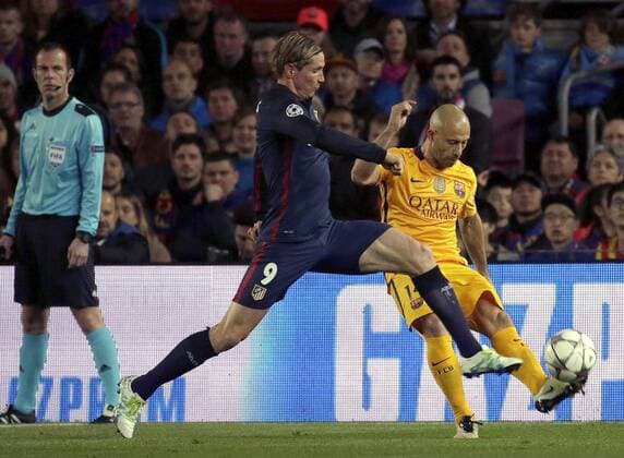 Fußball, Champions League, FC Barcelona - Atletico Madrid FC Barcelona Barca Argentinian defense Javier Mascherano (R) and Atletico de Madrid Spanish forward Fernando Torres fight for the ball during a Champions league quarter final first leg match held at Camp Nou stadium in Barcelona, Catalonia, Spain, 5 April 2016. FC BARCELONA VS ATLETICO DE MADRID !ACHTUNG: NUR REDAKTIONELLE NUTZUNG!  BCN003 20160405-635954878848799945