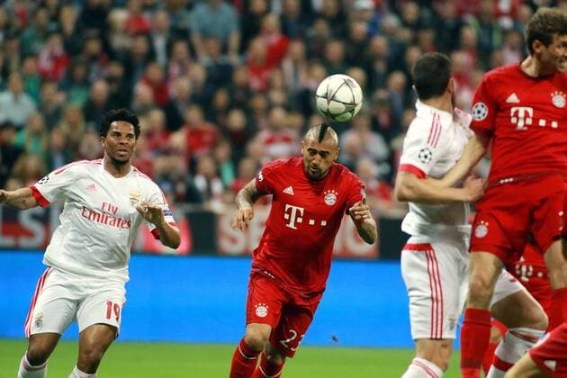 Arturo Vidal (FC Bayern) trifft zum 1-0 gegen Eliseu (li.) (Benfica) Fussball UEFA Champions League FC Bayern München - Benfica Lissabon 05.04.2016