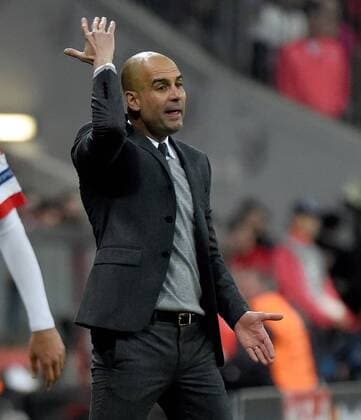 05.04.2016, xjhx, Fussball Champions League, FC Bayern Muenchen - Benfica Lissabon, emspor, v.l. Josep Pep Guardiola (Trainer FC Bayern Muenchen) gibt Anweisungen, gestikuliert, mit den Armen gestikulieren gives instructions, gesticulate, gesticolando.