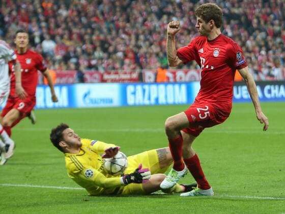 05.04.2016, xjfx, Fussball Champions League, FC Bayern Muenchen - Benfica Lissabon, emspor, v.l. Ederson (Benfica Lissabon),Thomas Mueller (FC Bayern Muenchen), Aktion