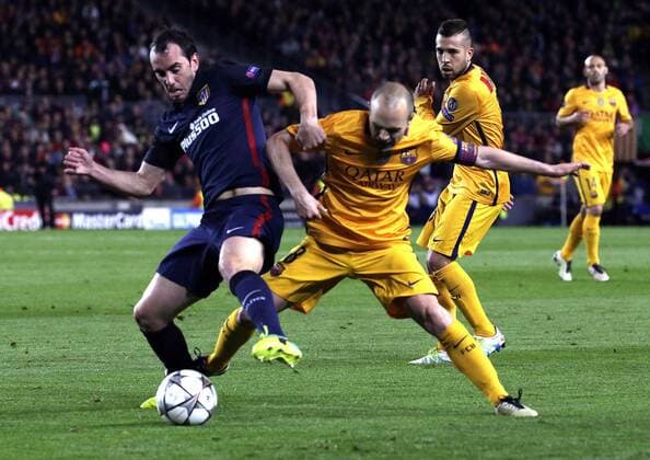Fußball, Champions League, FC Barcelona - Atletico Madrid FC Barcelona Barca Spanish midfielder Andres Iniesta (R) and Atletico de Madrid Uruguayan defense Diego Godin fight for the ball during a Champions league quarter final first leg match held at Camp Nou stadium in Barcelona, Catalonia, Spain, 5 April 2016. FC BARCELONA VS ATLETICO DE MADRID !ACHTUNG: NUR REDAKTIONELLE NUTZUNG!  BCN004 20160405-635954883108223945