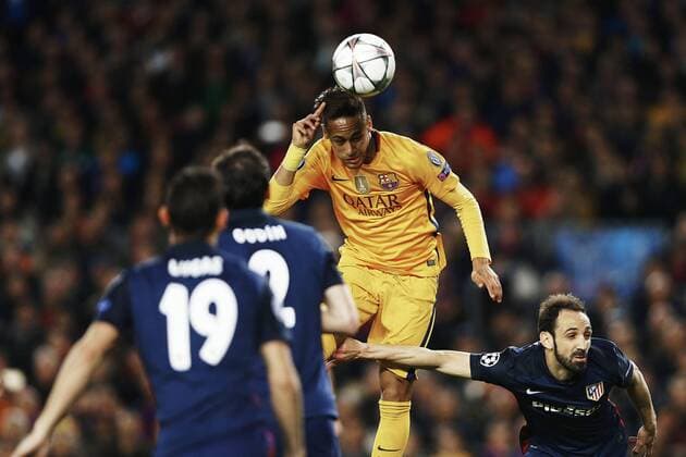 FC Barcelona Barca Brazilian forward Neymar Da Silva (C) and Atletico de Madrid Spanish defense Juanfran (R) fight for the ball during a Champions league quarter final first leg match held at Camp Nou stadium in Barcelona, Catalonia, Spain, 5 April 2016. FC BARCELONA VS ATLETICO DE MADRID !ACHTUNG: NUR REDAKTIONELLE NUTZUNG!  BCN005 20160405-635954883138799945