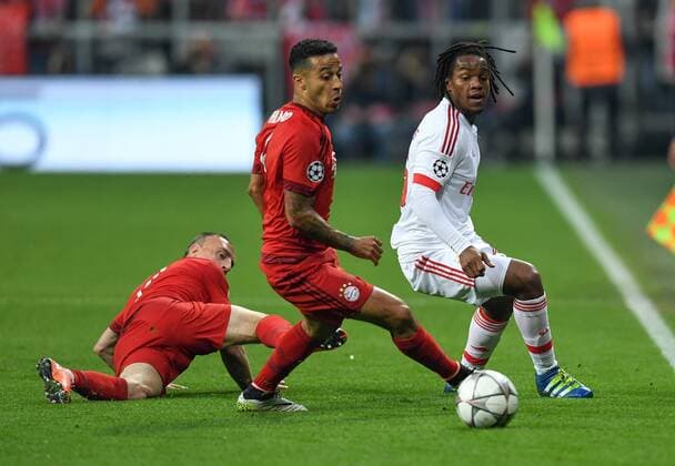 FUSSBALL CHAMPIONS LEAGUE SAISON 2015 2016 VIERTELFINALE HINSPIEL FC Bayern Muenchen - Benfica Lissabon 05.04.2016 Franck Ribery (li) und Thiago Alcantara(Mitte, beide FC Bayern Muenchen) gegen Renato Sanches (re, Benfica Lissabon) 
