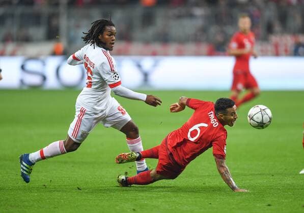 FUSSBALL CHAMPIONS LEAGUE SAISON 2015 2016 VIERTELFINALE HINSPIEL FC Bayern Muenchen - Benfica Lissabon 05.04.2016 Renato Sanches (li, Benfica Lissabon) gegen Thiago Alcantara (re, FC Bayern Muenchen) 