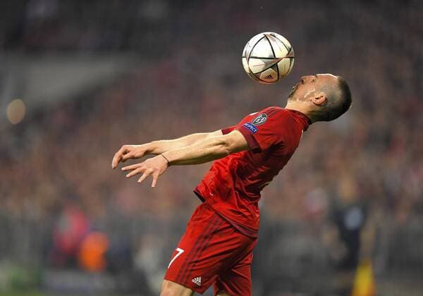05.04.2016, Fussball Championsleague 2015 2016, Viertelfinale Hinspiel, FC Bayern München - Benfica Lissabon, in der Allianzarena München. Franck Ribery (FC Bayern München) stoppt den Ball mit der Nase. 