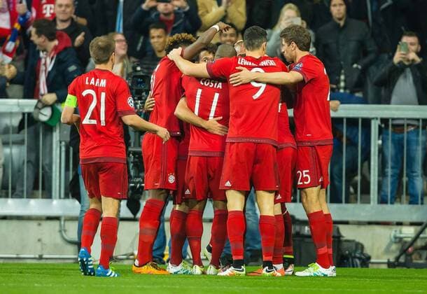 Dienstag 05.04.2016, CL, UEFA Champions League, Saison 2015 2016, Viertelfinale, Hinspiel in Muenchen, FC Bayern Muenchen - Benfica Lissabon, Jubel um den Torschuetzen zum 2 zu 0 Arturo Erasmo Vidal (FC Bayern 23) DeFodi507