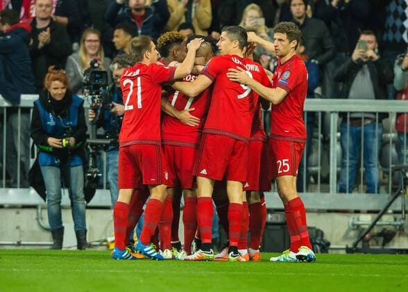 Dienstag 05.04.2016, CL, UEFA Champions League, Saison 2015 2016, Viertelfinale, Hinspiel in Muenchen, FC Bayern Muenchen - Benfica Lissabon, Jubel um den Torschuetzen zum 2 zu 0 Arturo Erasmo Vidal (FC Bayern 23) DeFodi507
