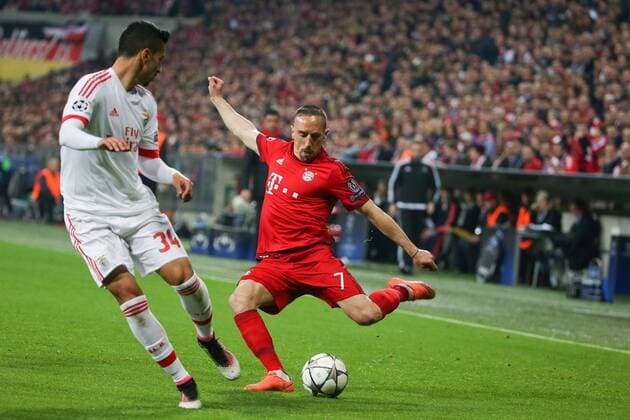 Dienstag 05.04.2016, CL, UEFA Champions League, Saison 2015 2016, Viertelfinale, Hinspiel in Muenchen, FC Bayern Muenchen - Benfica Lissabon, Andre Almeida ( 34, Lissabon) gegen Franck Ribery ( 7, Bayern Muenchen) v.l. DeFodi501