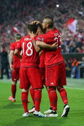 Dienstag 05.04.2016, CL, UEFA Champions League, Saison 2015 2016, Viertelfinale, Hinspiel in Muenchen, FC Bayern Muenchen - Benfica Lissabon, Torjubel bei Juan Bernat ( 18, Bayern Muenchen) und demTorschuetzen Arturo Vidal ( 23, Bayern Muenchen) v.l. DeFodi501