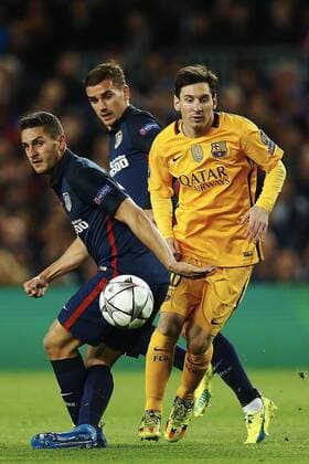 FC Barcelona Barca Argentinian forward Leo Messi (R) and Atletico de Madrid players Spanish midfielder Koke Resurreccion (L) and French forward Antoine Griezmann (C) fight for the ball during a Champions league quarter final first leg match held at Camp Nou stadium in Barcelona, Catalonia, Spain, 5 April 2016. FC BARCELONA VS ATLETICO DE MADRID !ACHTUNG: NUR REDAKTIONELLE NUTZUNG!  BCN006 20160405-635954886588427945