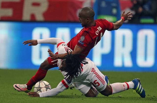 SOCCER - CL, Bayern vs Benfica MUNICH,GERMANY,05.APR.16 - SOCCER - UEFA Champions League, quarterfinal, FC Bayern Muenchen vs SL Benfica Lisbon. Image shows Renato Sanches (Benfica) and Douglas Costa (Bayern). GEPAxpictures xThomasxBachun