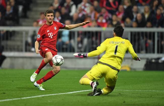 FUSSBALL CHAMPIONS LEAGUE SAISON 2015 2016 VIERTELFINALE HINSPIEL FC Bayern Muenchen - Benfica Lissabon 05.04.2016 Thomas Mueller (FC Bayern Muenchen) gegen Torwart Ederson (re, Benfica Lissabon) 