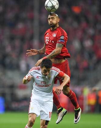 FUSSBALL CHAMPIONS LEAGUE SAISON 2015 2016 VIERTELFINALE HINSPIEL FC Bayern Muenchen - Benfica Lissabon 05.04.2016 Arturo Vidal (FC Bayern Muenchen) im Zweikampf mit Nicolas Gaitan (Benfica Lissabon) oebnauf 