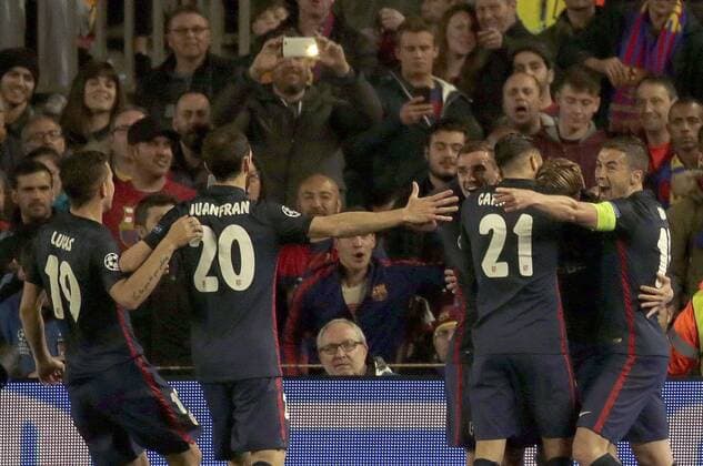 Atletico de Madrid Spanish forward Fernando Torres (2R) celebrates his 0-1 goal before FC Barcelona Barca with his team mates during a Champions league quarter final first leg match held at Camp Nou stadium in Barcelona, Catalonia, Spain, 5 April 2016. FC BARCELONA VS ATLETICO DE MADRID !ACHTUNG: NUR REDAKTIONELLE NUTZUNG!  BCN008 20160405-635954889274903945
