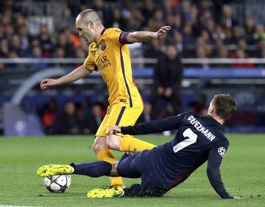FC Barcelona Barca Spanish midfielder Andres Iniesta (L) and Atletico de Madrid French forward Antoine Griezmann fight for the ball during a Champions league quarter final first leg match held at Camp Nou stadium in Barcelona, Catalonia, Spain, 5 April 2016. FC BARCELONA VS ATLETICO DE MADRID !ACHTUNG: NUR REDAKTIONELLE NUTZUNG!  BCN009 20160405-635954890602463945