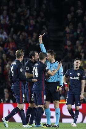 The referee expells Atletico de Madrid Spanish forward Fernando Torres (L) during a Champions league quarter final first leg match held at Camp Nou stadium in Barcelona, Catalonia, Spain, 5 April 2016. FC Barcelona Barca VS ATLETICO DE MADRID !ACHTUNG: NUR REDAKTIONELLE NUTZUNG!  BCN010 20160405-635954891923315945