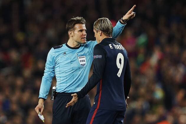 German referee Felix Brych (L) expells Atletico de Madrid Spanish forward Fernando Torres during a Champions league quarter final first leg match held at Camp Nou stadium in Barcelona, Catalonia, Spain, 5 April 2016. FC Barcelona Barca VS ATLETICO DE MADRID !ACHTUNG: NUR REDAKTIONELLE NUTZUNG!  BCN011 20160405-635954891931271945