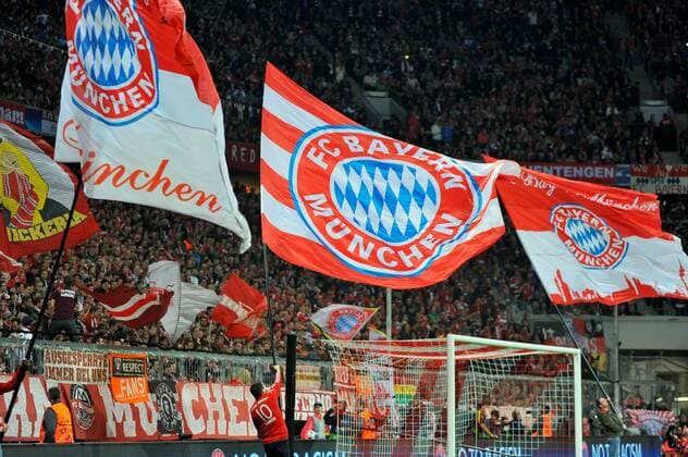 Fahnen des FC Bayern Muenchen, Symbolbild. Deutschland, Muenchen: Fussball, UEFA Champions League Viertelfinale: FC Bayern Muenchen vs. Benfica Lissabon am 05.04.2016, Allianz-Arena.