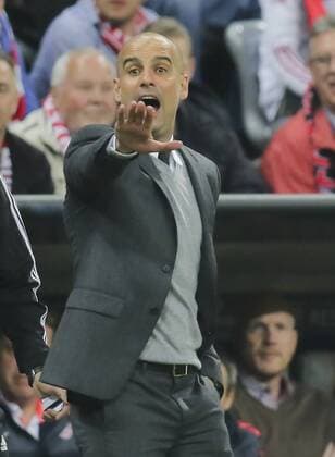 Trainer Cheftrainer Pep GUARDIOLA (FCB) gestikuliert und gibt Anweisungen, Aktion, Einzelbild, Gestik, Geste, Handbewegung, zeigen, deuten Halbfigur, Freisteller , Aktion, Einzelbild, Portrait, Porträt, FC BAYERN MUENCHEN - BENFICA LISSABON Quarterfinal, Football UEFA Champions League, Munich, 05.04.2016 CL Saison 2015 2016