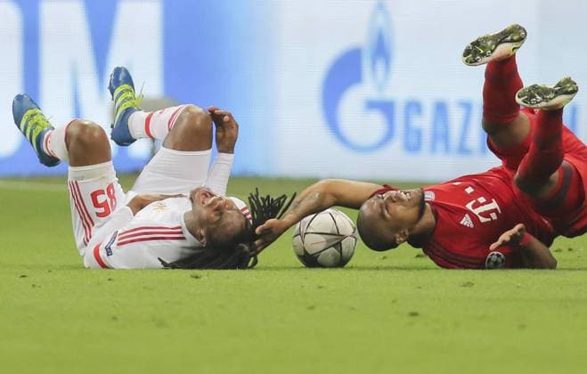 Bilder des Tages - SPORT Douglas COSTA, FCB 11 Zweikampf , Aktion um den Ball gegen Renato SANCHES, Liss 85 FC BAYERN MUENCHEN - BENFICA LISSABON Quarterfinal, Football UEFA Champions League, Munich, 05.04.2016 CL Saison 2015 2016