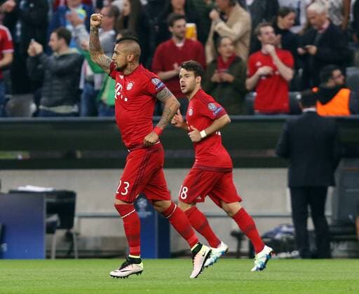 München Fußball Champions League Bayern München vs. Benfica Lissabon, Torschütze Arturo Vidal (Bayern,links) jubelt über sein Tor zum 1:0