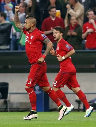 München Fußball Champions League Bayern München vs. Benfica Lissabon, Torschütze Arturo Vidal (Bayern,links) jubelt über sein Tor zum 1:0