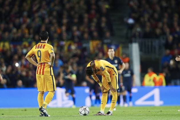 FC Barcelona Barca forwards Brazilian Neymar da Silva (R) and Uruguayan Luis Suarez react after Atletico de Madrid s Fernando Torres 0-1 goal during a Champions league quarter final first leg match held at Camp Nou stadium in Barcelona, Catalonia, Spain, 5 April 2016. FC BARCELONA VS ATLETICO DE MADRID !ACHTUNG: NUR REDAKTIONELLE NUTZUNG!  BCN012 20160405-635954893200019945