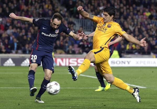 FC Barcelona Barca Uruguayan forward Luis Suarez (R) and Atletico de Madrid Spanish defense Juanfran fight for the ball during a Champions league quarter final first leg match held at Camp Nou stadium in Barcelona, Catalonia, Spain, 5 April 2016. FC BARCELONA VS ATLETICO DE MADRID !ACHTUNG: NUR REDAKTIONELLE NUTZUNG!  BCN013 20160405-635954893217335945