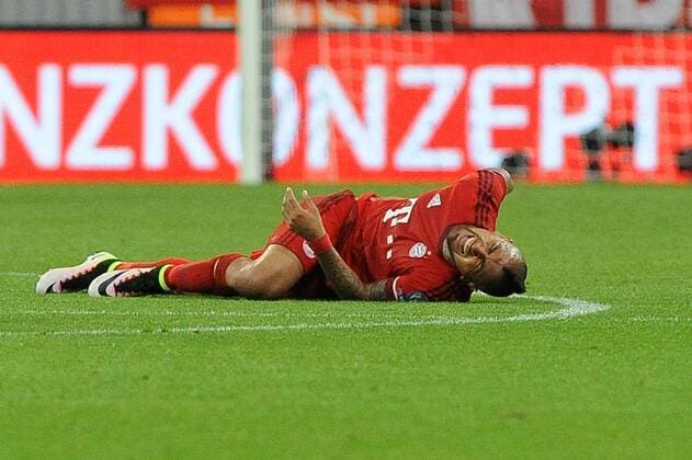 Fußball, Champions League, Viertelfinale, FC Bayern München - Benfica Lissabon Muenchen Arturo Vidal (FC Bayern Meunchen) liegt verletzt am Boden , Bayern Muenchen - Benfica Lissabon, Fussball ,Champions League, Viertelfinale, 05.04.2016 , Copyright: Stuetzle xEibner-Pressefoto ep_wse