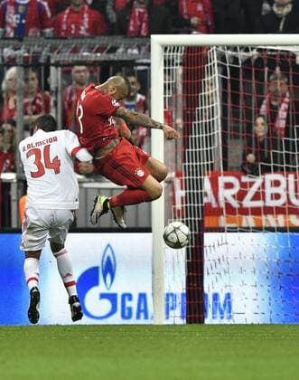 Kopfball Torchance Arturo Vidal FC Bayern München Aufsetzer FC Bayern München FCB vs Benfica Lissabon UEFA Champions-League CL Viertelfinale Hinspiel Saison 2015 2016 München Allianz Arena 05.04.2016 FC Bayern München FCB vs Benfica Lissabon