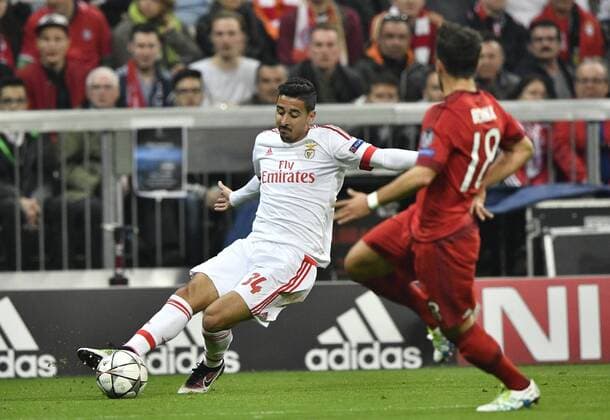 Zweikampf, Aktion Andre Almeida Benfica Lissabon (links) gegen Juan Bernat FC Bayern München FC Bayern München FCB vs Benfica Lissabon UEFA Champions-League CL Viertelfinale Hinspiel Saison 2015 2016 München Allianz Arena 05.04.2016 FC Bayern München FCB vs Benfica Lissabon