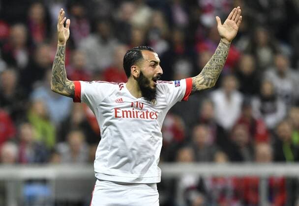 Fußball, Champions League, Viertelfinale, FC Bayern München - Benfica Lissabon Enttäuschung bei Konstantinos Kostas Mitroglou Benfica Lissabon Gestik, Geste FC Bayern München FCB vs Benfica Lissabon UEFA Champions-League CL Viertelfinale Hinspiel Saison 2015 2016 München Allianz Arena 05.04.2016 FC Bayern München FCB vs Benfica Lissabon