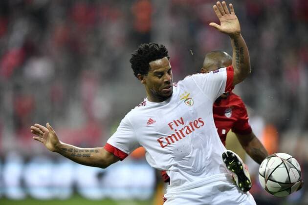 Zweikampf, Aktion Eliseu Benfica Lissabon gegen Douglas Costa FC Bayern München FC Bayern München FCB vs Benfica Lissabon UEFA Champions-League CL Viertelfinale Hinspiel Saison 2015 2016 München Allianz Arena 05.04.2016 FC Bayern München FCB vs Benfica Lissabon