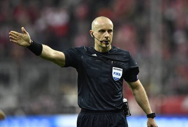 Schiedsrichter Referee Szymon Marciniak (POL) Gestik, Geste FC Bayern München FCB vs Benfica Lissabon UEFA Champions-League CL Viertelfinale Hinspiel Saison 2015 2016 München Allianz Arena 05.04.2016 FC Bayern München FCB vs Benfica Lissabon
