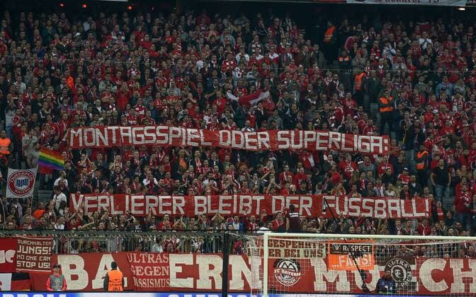 Bilder des Tages - SPORT FUSSBALL CHAMPIONS LEAGUE SAISON 2015 2016 VIERTELFINALE HINSPIEL FC Bayern Muenchen - Benfica Lissabon 05.04.2016 Fans vom FC Bayern hissen ein Banner mit der Aufschrift: MONTAGSSPIEL ODER SUPERLIGA: VERLIERER BLEIBT DER FUSSBALL! 