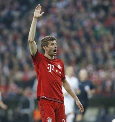Thomas Müller (Bayern) gibt Anweisung . FC Bayern München-Benfica Lissabon . München, GER, 05.04.2016, Viertelfinale Hinspiel, Fussball-Champions League 2015-2016 .