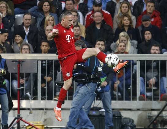 Franck Ribery (Bayern) . Einzelaktion am Ball . FC Bayern München-Benfica Lissabon . München, GER, 05.04.2016, Viertelfinale Hinspiel, Fussball-Champions League 2015-2016 .