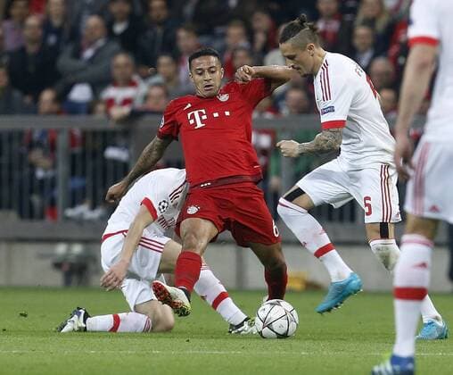 V.li. Thiago (Bayern) , Ljubomir Fejsa (Benfica) . FC Bayern München-Benfica Lissabon . München, GER, 05.04.2016, Viertelfinale Hinspiel, Fussball-Champions League 2015-2016 .