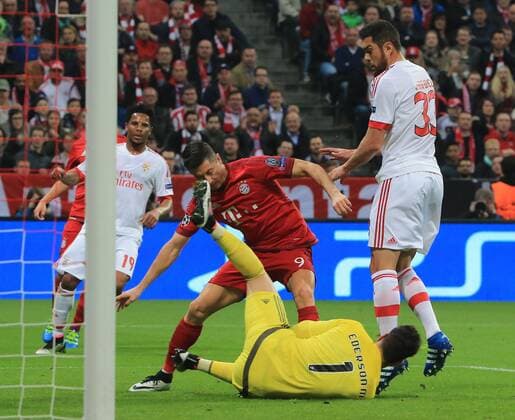 05.04.2016, CL,FC Bayern vs Benfica,Allianz Arena München, im Bild: Robert Lewandowski (FCB) scheitert an Ederson (Benfica) und Jardel (Benfica)