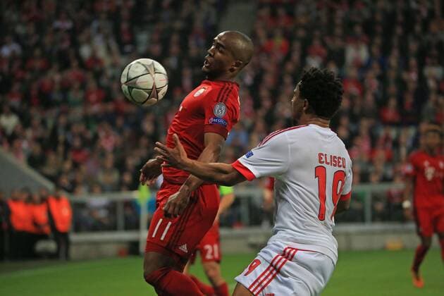Fußball, Champions League, Viertelfinale, FC Bayern München - Benfica Lissabon 05.04.2016, CL,FC Bayern vs Benfica,Allianz Arena München, im Bild: Douglas Costa (FCB) vs Eliseu (Benfica)