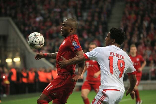 05.04.2016, CL,FC Bayern vs Benfica,Allianz Arena München, im Bild: Douglas Costa (FCB) vs Eliseu (Benfica)